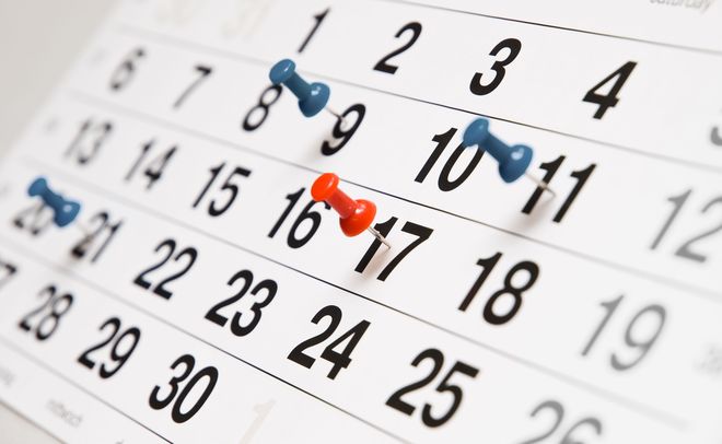 ¿El plazo de tres días que tiene el trabajador para reincorporarse en un despido improcedente es un plazo procesal o civil?